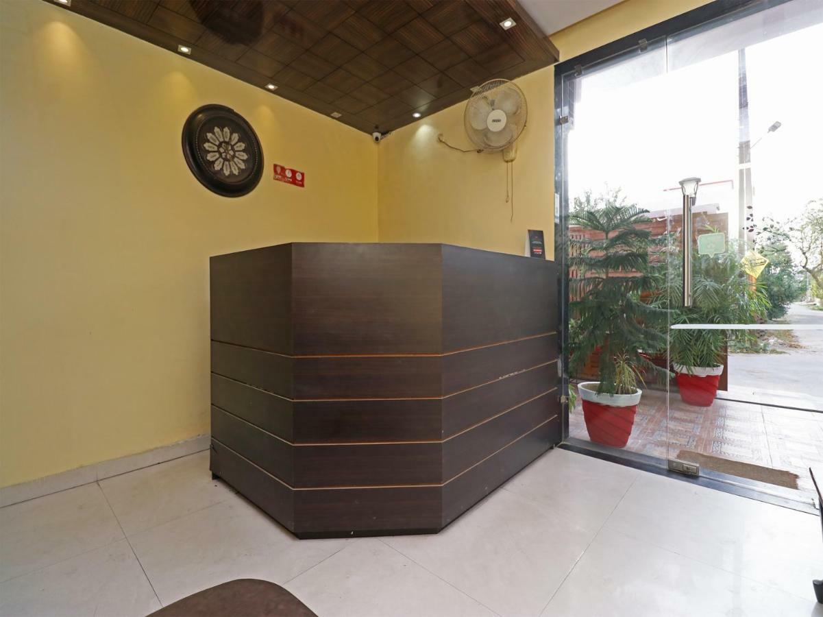 Capital O 4139 Madhuri Palace Hotel 3*